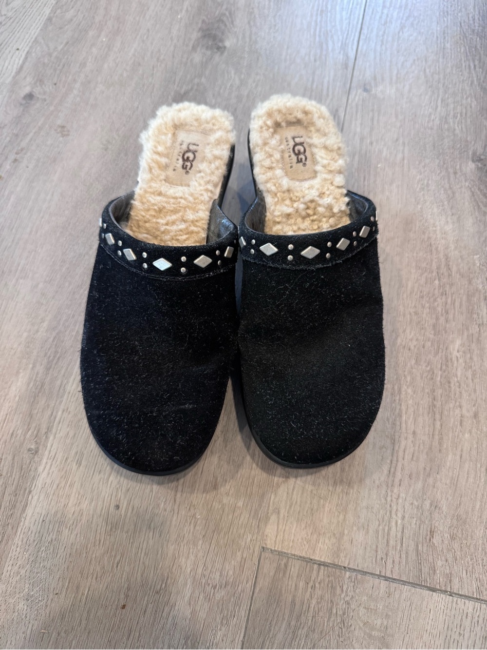 UGG Australia Women's Fiona Black Suede Shearling Platform Studded Clogs Size 8 - Picture 2 of 6